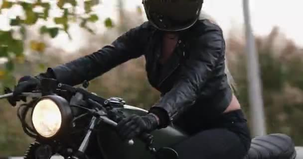 Joven motociclista en casco negro gira manillar — Vídeos de Stock
