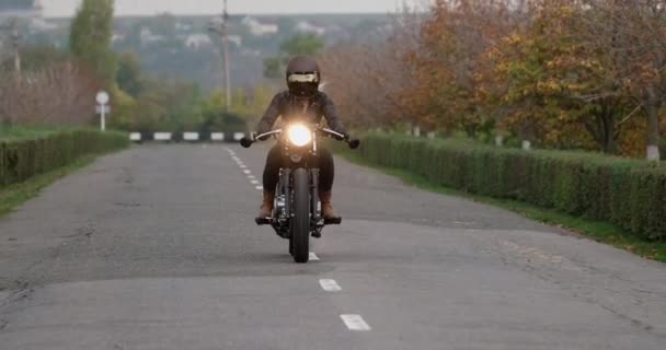 Mujer motociclista en el casco monta motocicleta en la línea central — Vídeos de Stock
