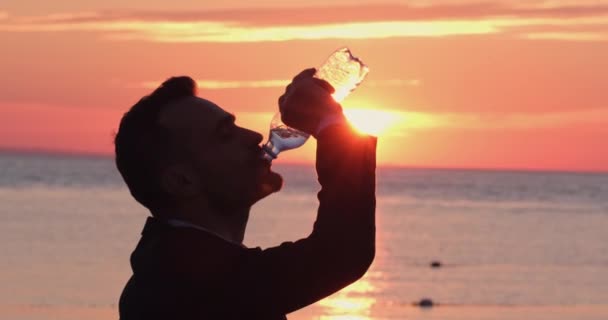 Een Man Een Pak Van Sterke Dorst Drinkt Schoon Drinkwater — Stockvideo