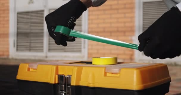 Erkek Bir Elektrikçi Yeşil Elektrik Bandını Alet Çantasının Üzerine Elleriyle — Stok video