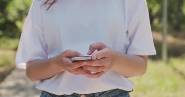 Žena Bílém Tričku Otiskne Smartphone Vzkaz Skryje Displej Telefonu Tělo — Stock video