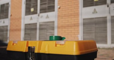 Elektrik mühendisi bavula elektrik bandı, elektrikçi aletleri, elektrik santrali tamircisi, yakın çekim yerleştirdi..