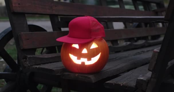 Зловещий Страшный Светящийся Фонарь Хэллоуин Бейсболкой Голове Смотрит Тебя Медленно — стоковое видео