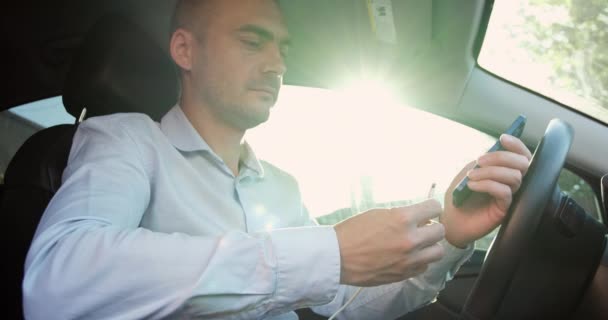 Man pluggar i laddkabel för att ringa i samtida bil — Stockvideo