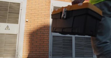 Alet çantalı elektrikçi elektrik santraline geldi