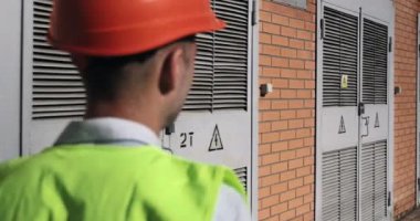 İnsan mühendisi elektrik üretim istasyonunun önünden geçti