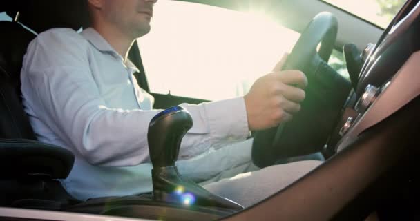 El hombre cambia de marcha con la palanca de conducción de automóviles a lo largo de la carretera — Vídeo de stock
