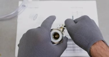 Teknisyen pozisyonları ayarlama kolu İngiliz anahtarıyla vida durdurma. Tesisatçı çeyrek dönüş seyahatini onaylıyor ve saptaki cevizi kilitliyor.