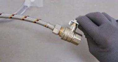 Kurucu, hortumla kapakçığı birbirine bağlıyor ve gövdeyi döndürüyor. Tesisatçı sendika cevizini sıkılaştırır. Fok suratını kontrol eder ve uygun oryantasyon sağlar.