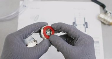 Kurucu, kapakçık kontrolü için sendika ayarlarını ayarlar. Tesisatçı fındığı sıkılaştırır ve conta halkasını sıkıştırır. Kurulum sırasında sızdıran boş koltuğu onaylar.