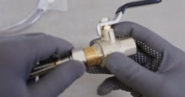 Teknisyen güzergahlarında hortum yerleştirme manyağı var. Profesyonel tesisatçı koltukları conta halkası iplik perdesini hizalarken sert el sıkma başlıyor