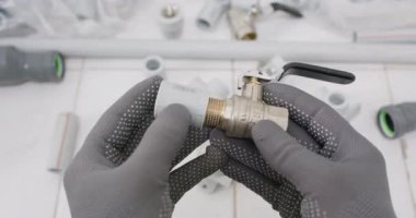 Tesisatçı pirinç kapakçık ipliğine polipropilen bağlar. Erkek ipliği elle başlatır ve doğru torkta mühür oturağını kontrol ederken ses ayarlama bağlantısını daraltır