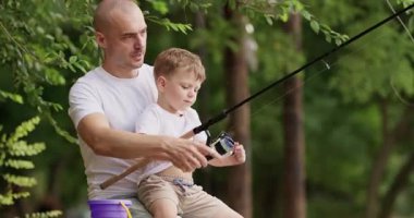 Sevgi dolu baba küçük bir çubuk hareketiyle sevinçle bağırır. Babası anaokulundaki sarışın çocuğun oltayı itina ve neşeyle çekmesine yardım ediyor. İnsanlar destek sözleri fısıldıyor.