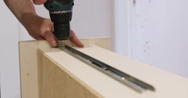 Metal rayları tornavidayla kapatmanın canı cehenneme. Mobilya tamiri, deneyimli bir zanaatkar tarafından gerçekleştirilmiş teknik ve sistemli görünüyor.