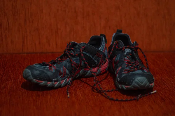 Kırmızı ve Gri Kros Ayakkabıları, Moda, GYM, Açık Hava