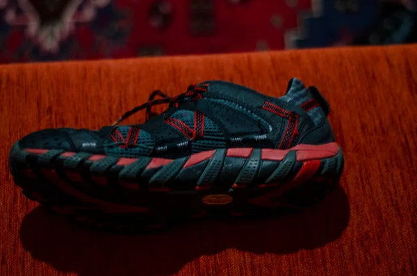 Kırmızı ve Gri Kros Ayakkabıları, Moda, GYM, Açık Hava