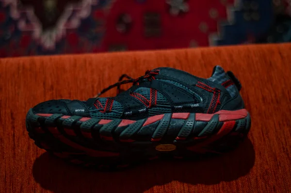 Kırmızı ve Gri Kros Ayakkabıları, Moda, GYM, Açık Hava