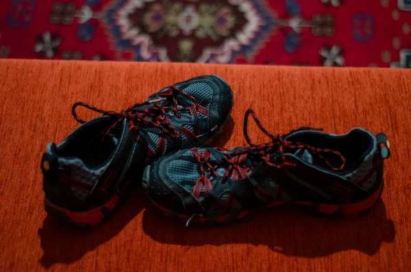 Kırmızı ve Gri Kros Ayakkabıları, Moda, GYM, Açık Hava