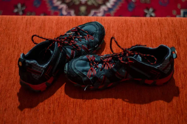 Kırmızı ve Gri Kros Ayakkabıları, Moda, GYM, Açık Hava