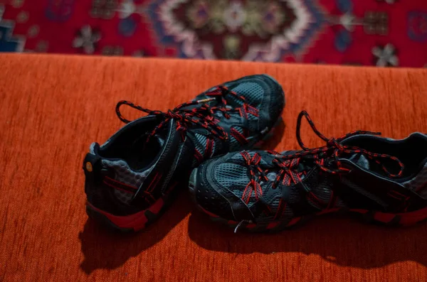 Kırmızı ve Gri Kros Ayakkabıları, Moda, GYM, Açık Hava