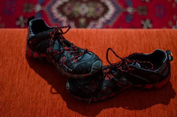 Kırmızı ve Gri Kros Ayakkabıları, Moda, GYM, Açık Hava