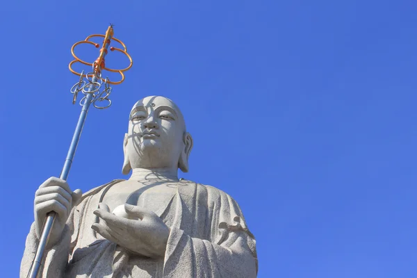 Big Buddha rahip Çin tarzı Donwai Tapınağı'nda mavi gökyüzü ile, 