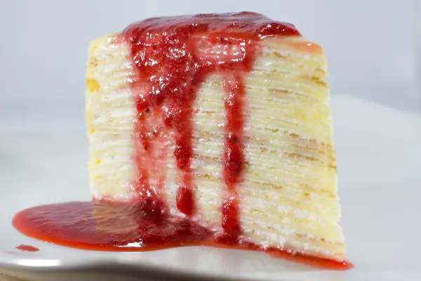 Crêpe Gâteau à la source de fraise — Photo