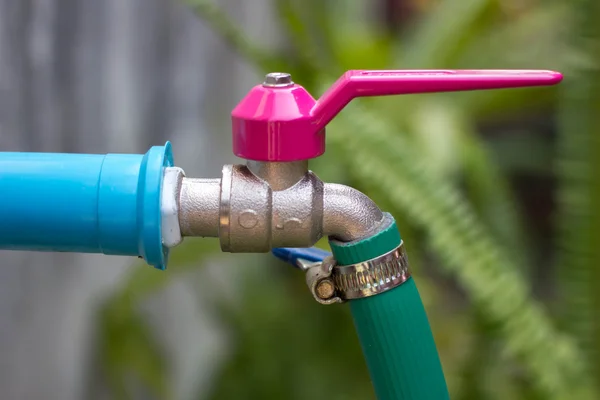 Rubinetto Acqua in giardino — Foto Stock