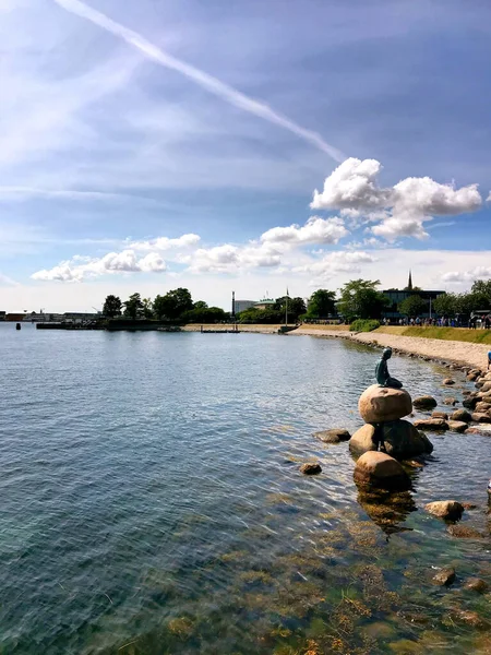 コペンハーゲンの小さな人魚像の眺めデンマーク — ストック写真