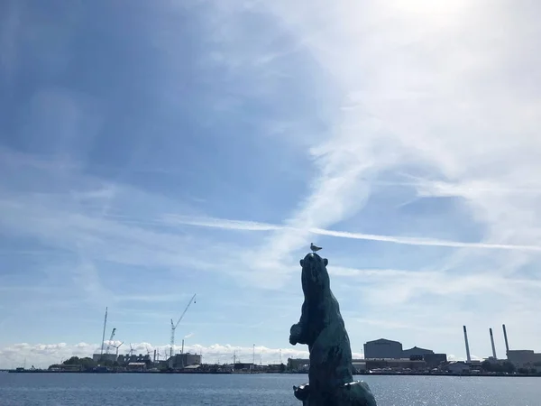 丹麦哥本哈根的北极熊与立方体青铜雕像 — 图库照片