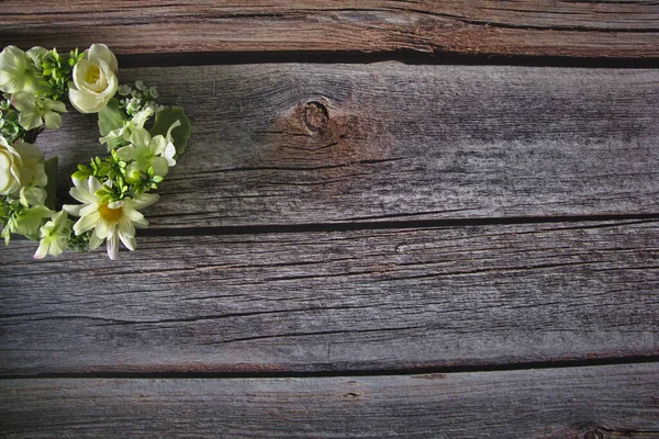 Bukiet Białych Kwiatów Drewnianym Tłem — Zdjęcie stockowe