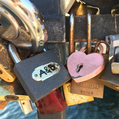 Kopenhag, Danimarka 'da Nyhavn Limanı' nda kalp şeklinde asma kilit