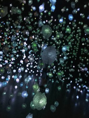 Siyah arkaplanda renkli ışıklandırma dekorasyonu