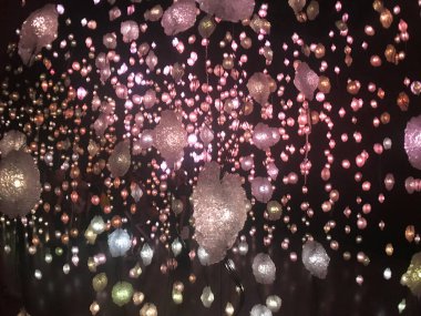 Siyah arkaplanda renkli ışıklandırma dekorasyonu