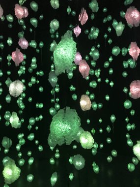 Siyah arkaplanda renkli ışıklandırma dekorasyonu