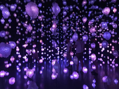 Siyah arkaplanda renkli ışıklandırma dekorasyonu