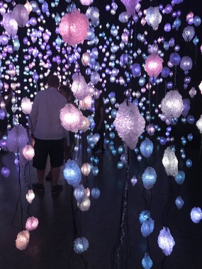 Siyah arkaplanda renkli ışıklandırma dekorasyonu