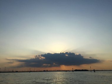 Venedik, İtalya 'da bulutlu gökyüzü manzaralı
