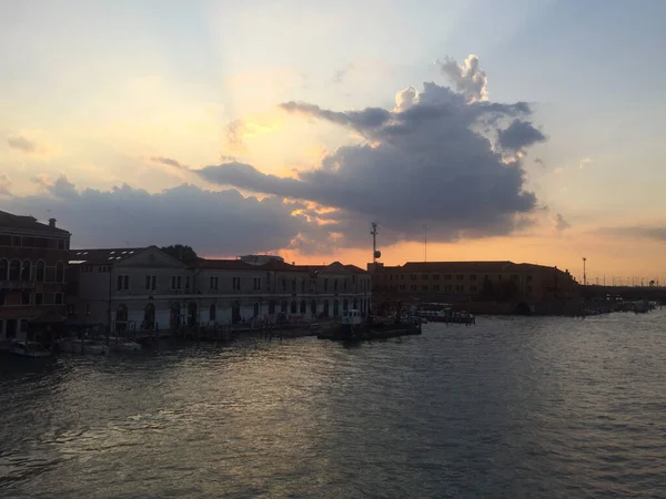 Venedik Talya Bulutlu Gökyüzü Ile Gün Batımı Deniz Manzarası — Stok fotoğraf