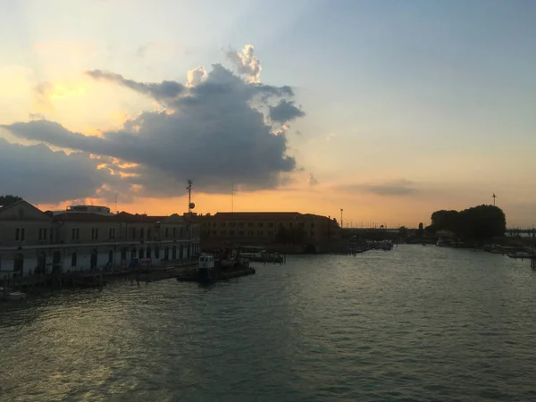 Venedik Talya Bulutlu Gökyüzü Ile Gün Batımı Deniz Manzarası — Stok fotoğraf