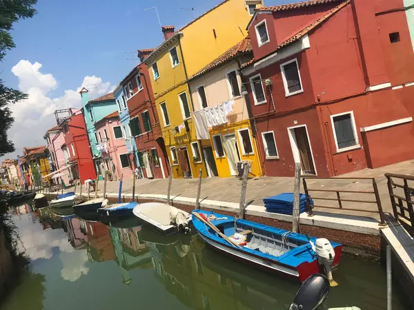 Burano Canal Isla Casas Colores Con Barcos Venecia Italia — Foto de Stock