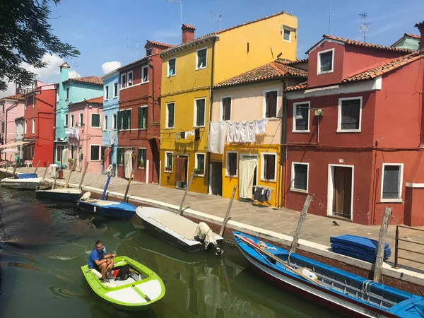 Burano Island Kanal Och Färgglada Hus Med Båtar Venedig Italien — Stockfoto