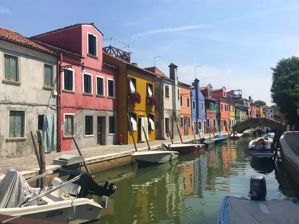 Burano Canal Isla Casas Colores Con Barcos Venecia Italia — Foto de Stock