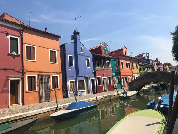 Burano Island Kanal Och Färgglada Hus Med Båtar Venedig Italien — Stockfoto