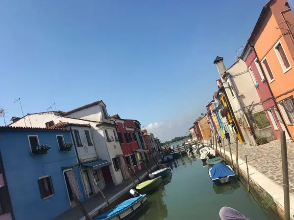 Burano Island Kanal Och Färgglada Hus Med Båtar Venedig Italien — Stockfoto