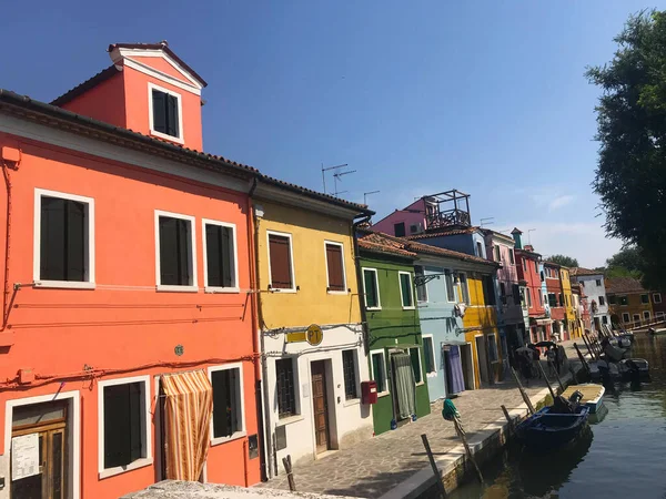 Бурано Островной Канал Красочные Дома Лодками Венеции Италия — стоковое фото