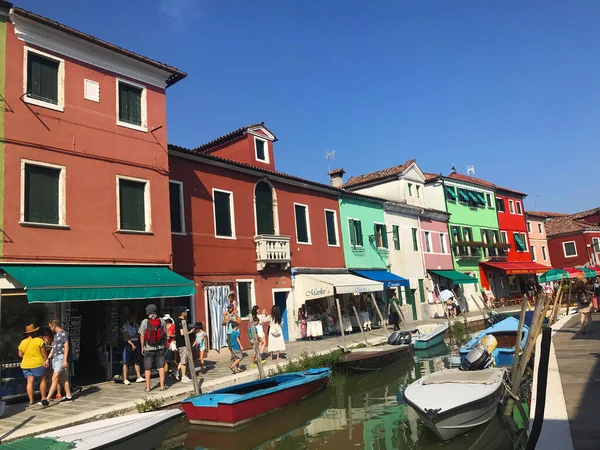 Buranský Ostrovní Kanál Barevné Domy Loděmi Benátkách Itálie — Stock fotografie