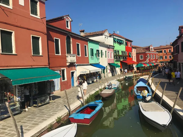 Burano Island Kanal Och Färgglada Hus Med Båtar Venedig Italien — Stockfoto