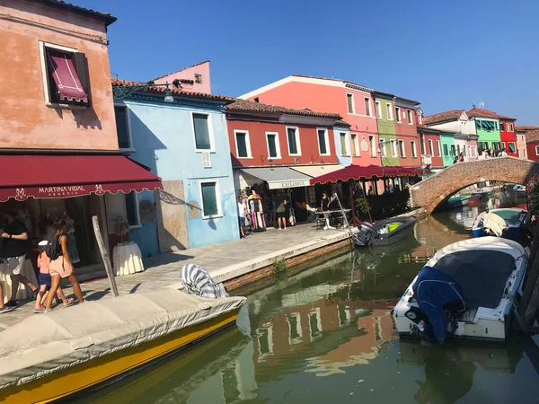 Burano Eiland Gracht Kleurrijke Huizen Met Boten Venetië Italië — Stockfoto