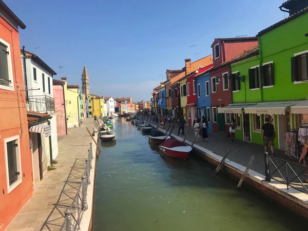 Burano Island Kanal Och Färgglada Hus Med Båtar Venedig Italien — Stockfoto